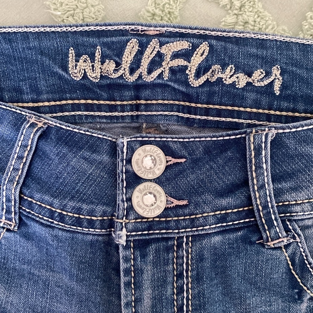 Wallflower Juniors Size 3 Denim Blue Jean Shorts (L3) - Picture 2 of 7